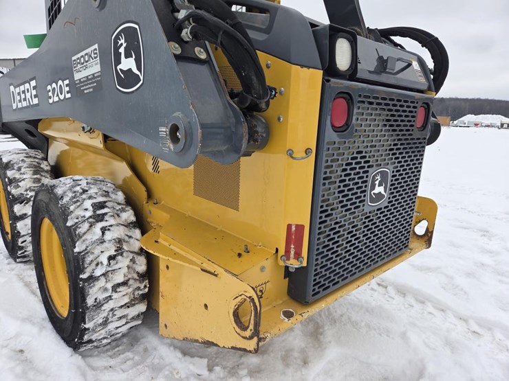 deere-320e-image-17