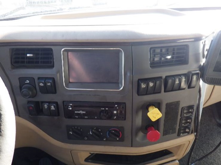 2017-peterbilt-587-image-22