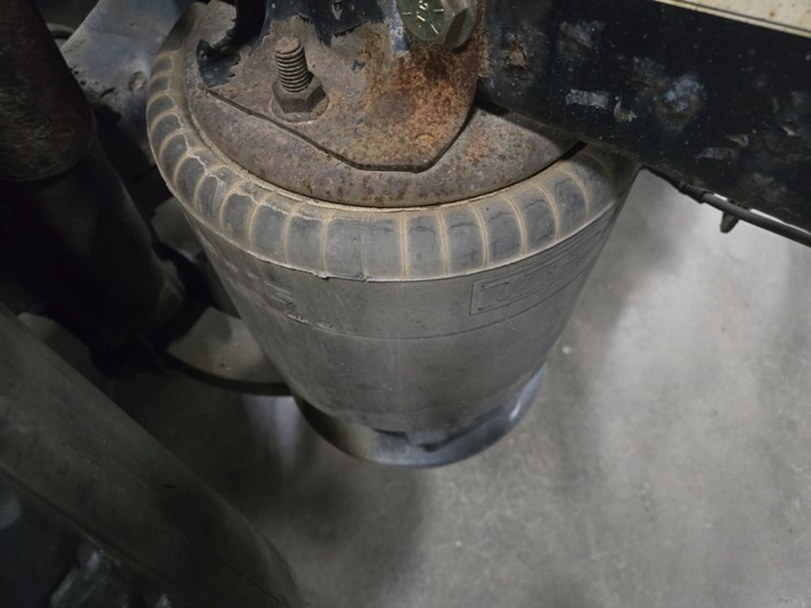 #2298-•-2015-freightliner-cascadia-day-cab-truck-tractor-image-44