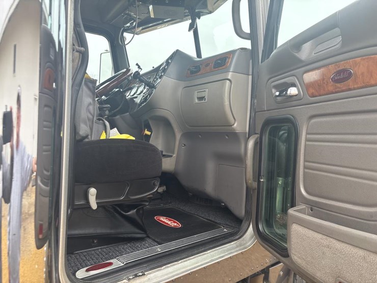 2006-peterbilt-379-image-28