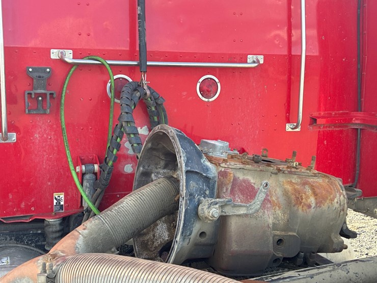 2013-peterbilt-389-image-10