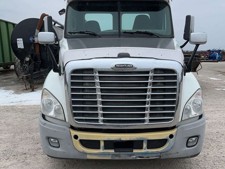 2014-freightliner-cascadia-125-image-3