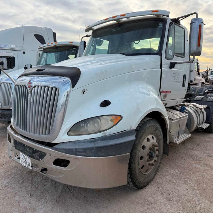 2017 INTERNATIONAL LF687 DAYCAB