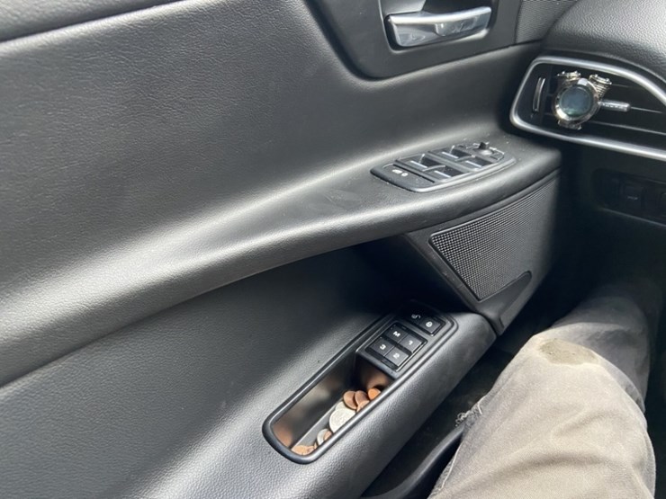 2017-jaguar-xe-25t-sedan-image-31