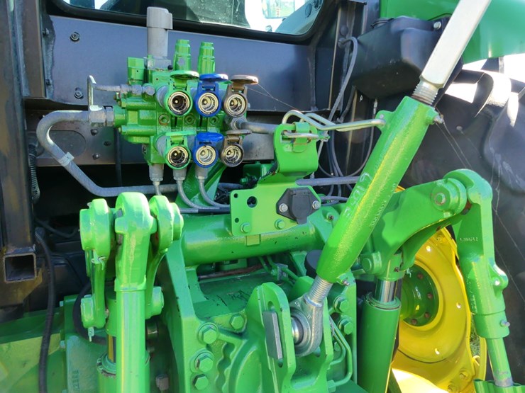 2020-john-deere-6105e-image-5