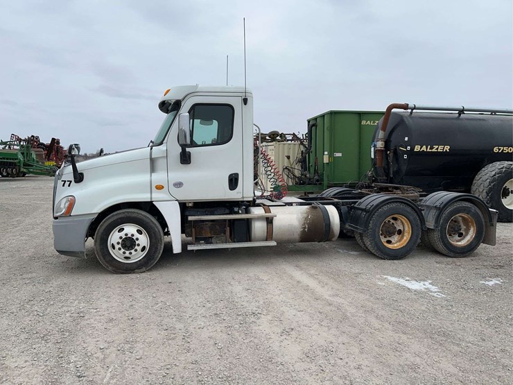 2014-freightliner-cascadia-125-image-2