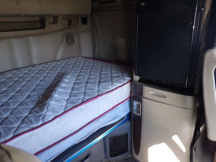 2017-peterbilt-587-image-6