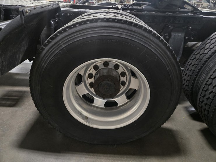 #2295-•-2016-freightliner-cascadia-day-cab-truck-tractor-image-79