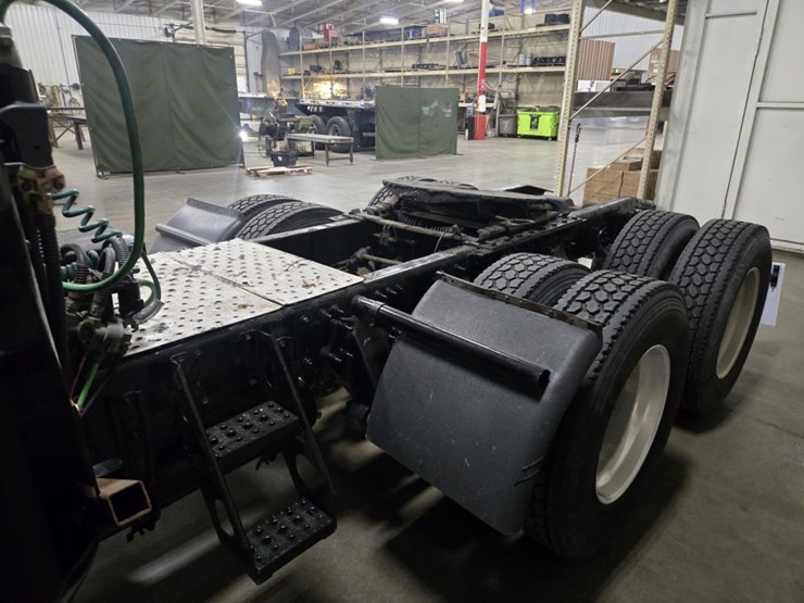 #2295-•-2016-freightliner-cascadia-day-cab-truck-tractor-image-22