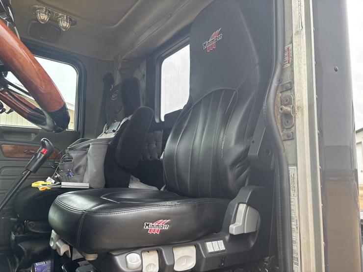 2006-peterbilt-379-image-43