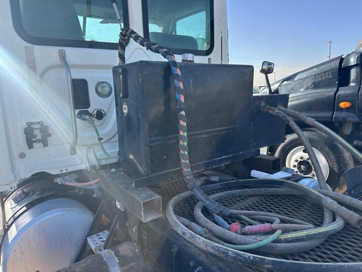 2014-freightliner-cascadia-image-3