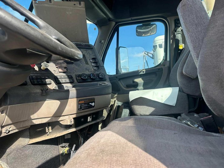 2014-freightliner-cascadia-image-7