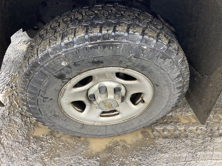 2004-chevrolet-silverado-4x4-pickup-image-9