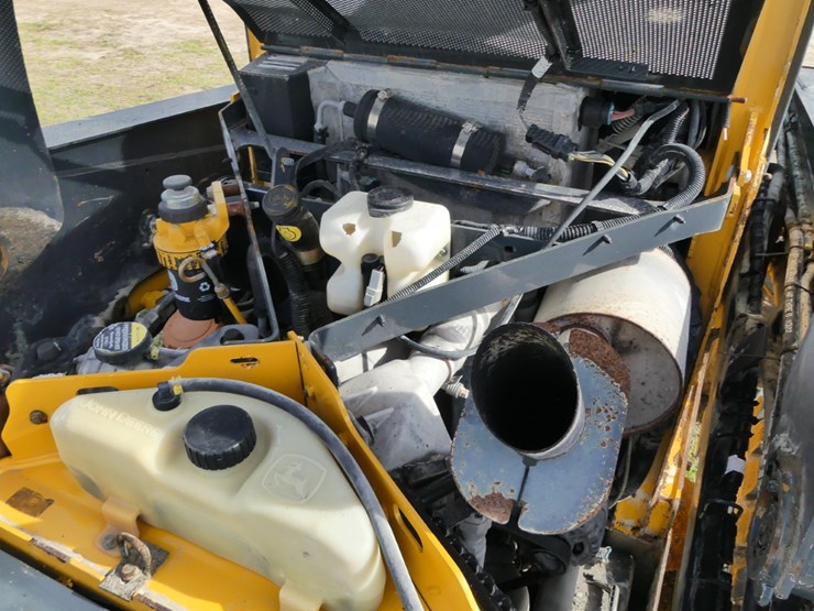 2010-deere-318d-image-5