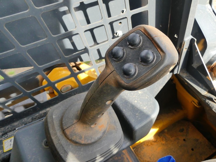 2020-deere-317g-image-15