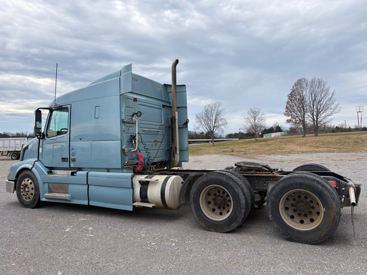 #30702-•-2011-volvo-vnl-tandem-axle-truck-tractor-image-6