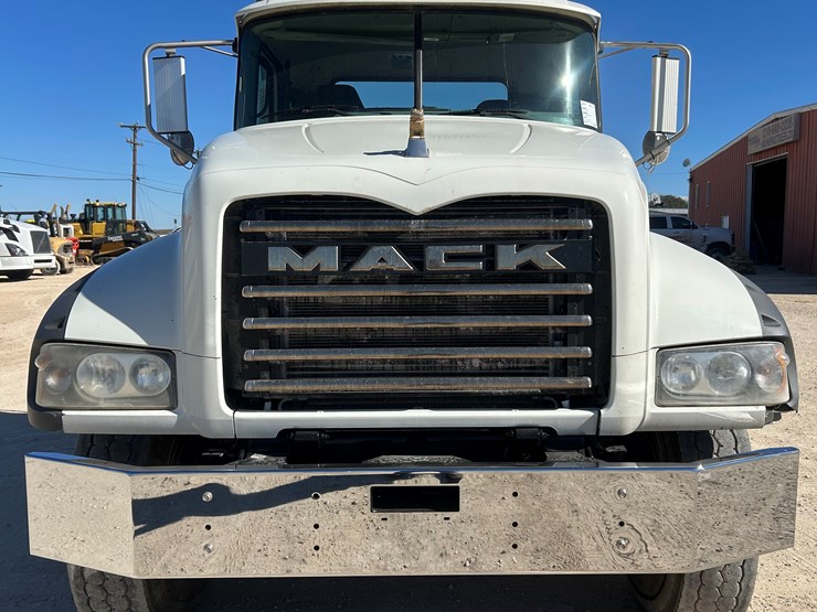 2020-mack-gr64ft-daycab-image-2