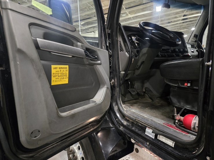 2015-kenworth-t680-image-53