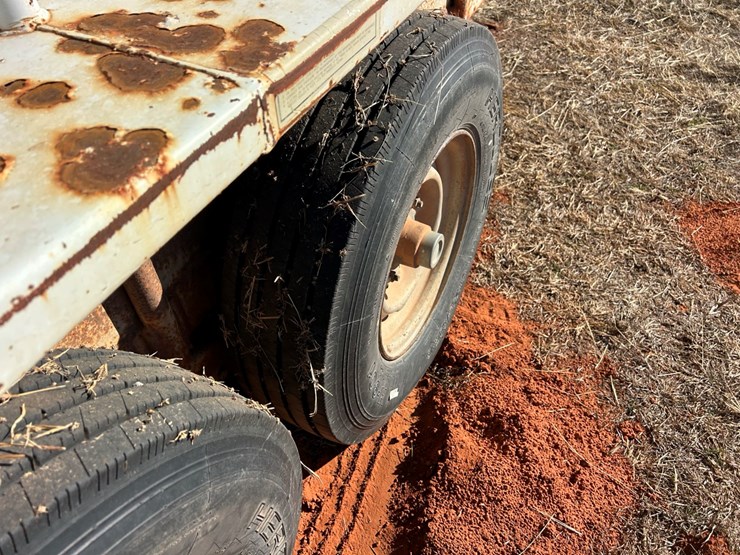 #83-•-1993-gooseneck-livestock-trailer-image-15