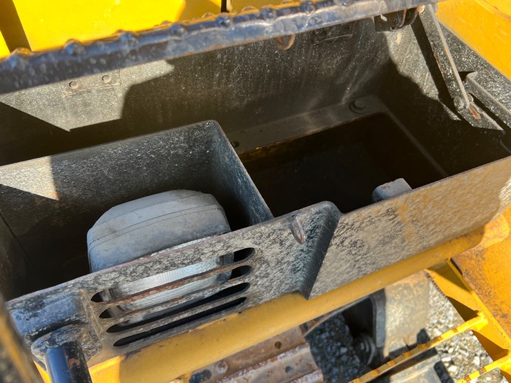 2014-caterpillar-305.5e2-image-31