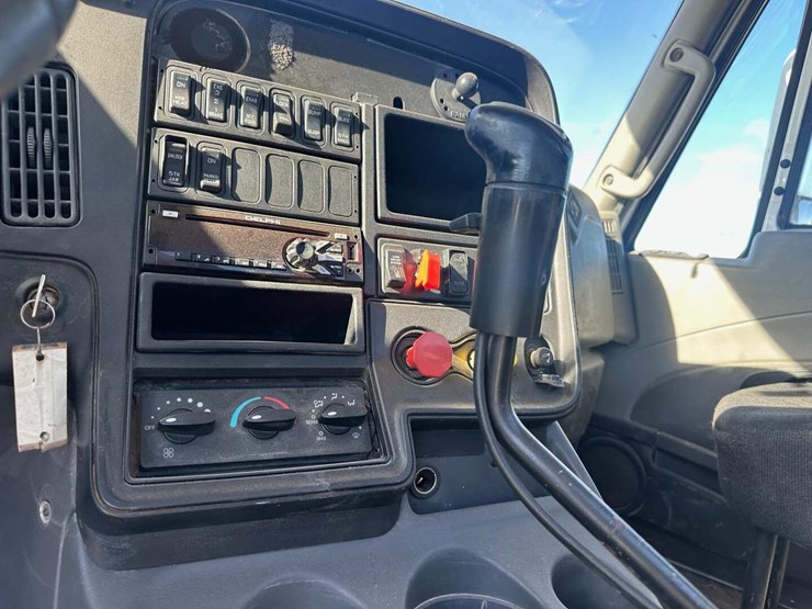 2017-international-lf687-daycab-image-10