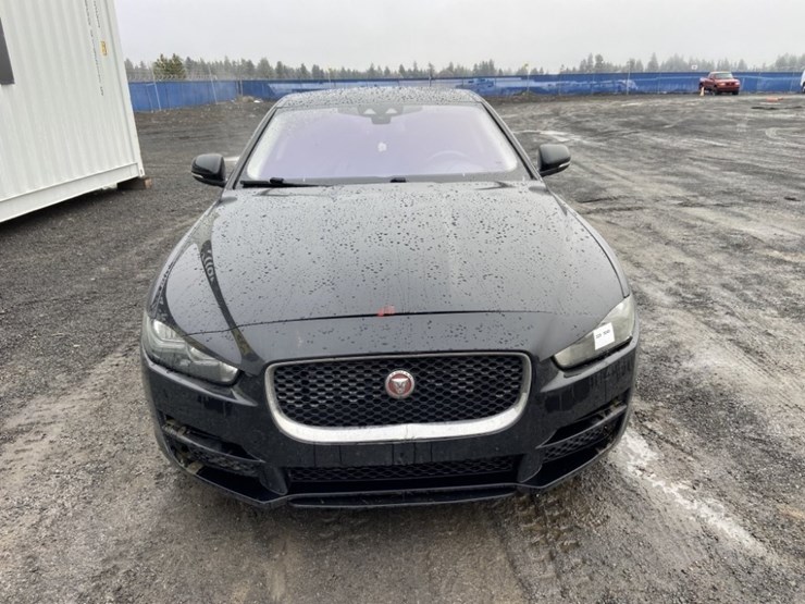 2017-jaguar-xe-25t-sedan-image-8