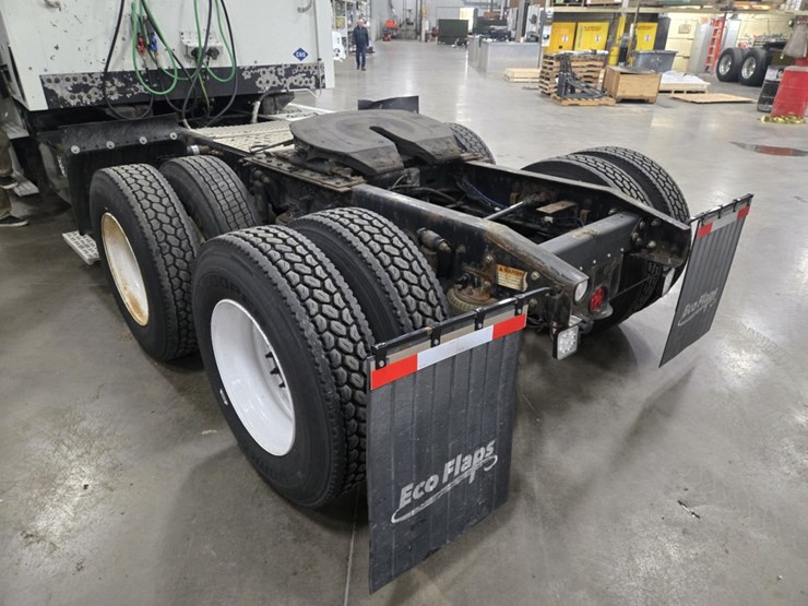 #2298-•-2015-freightliner-cascadia-day-cab-truck-tractor-image-26