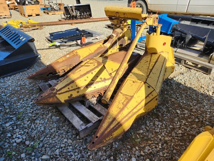 new-holland-824-image-1