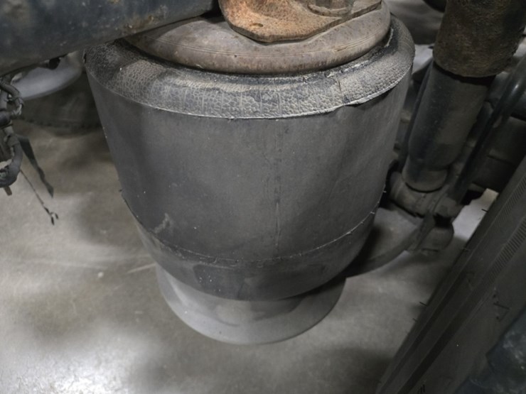 #2298-•-2015-freightliner-cascadia-day-cab-truck-tractor-image-45