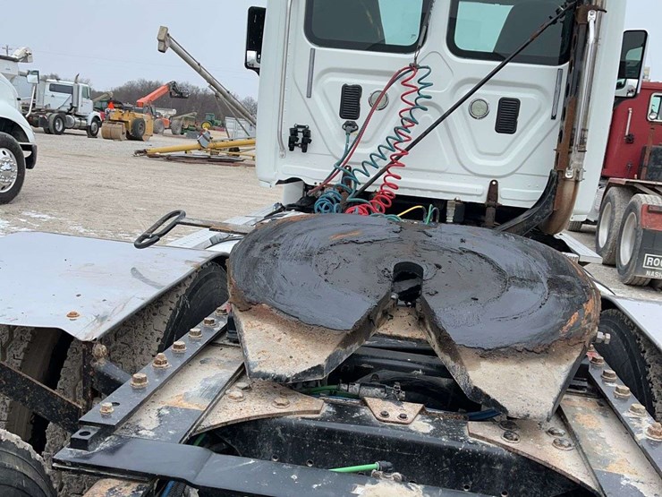 2014-freightliner-cascadia-125-image-7