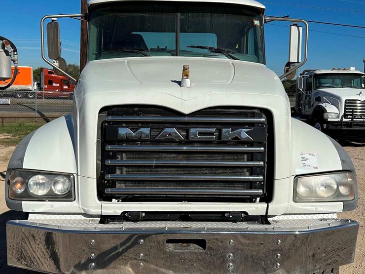 2020-mack-granite-image-7