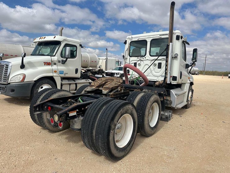 2014-freightliner-cascadia-image-3