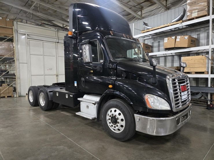 #2295-•-2016-freightliner-cascadia-day-cab-truck-tractor-image-5