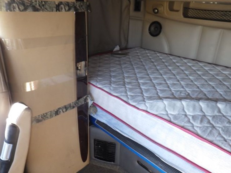 2017-peterbilt-587-image-24