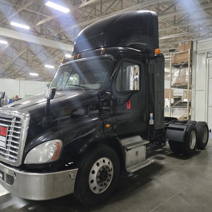 #2295 • 2016 Freightliner Cascadia Day Cab Truck Tractor
