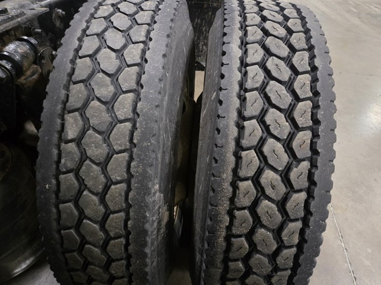 #2295-•-2016-freightliner-cascadia-day-cab-truck-tractor-image-74