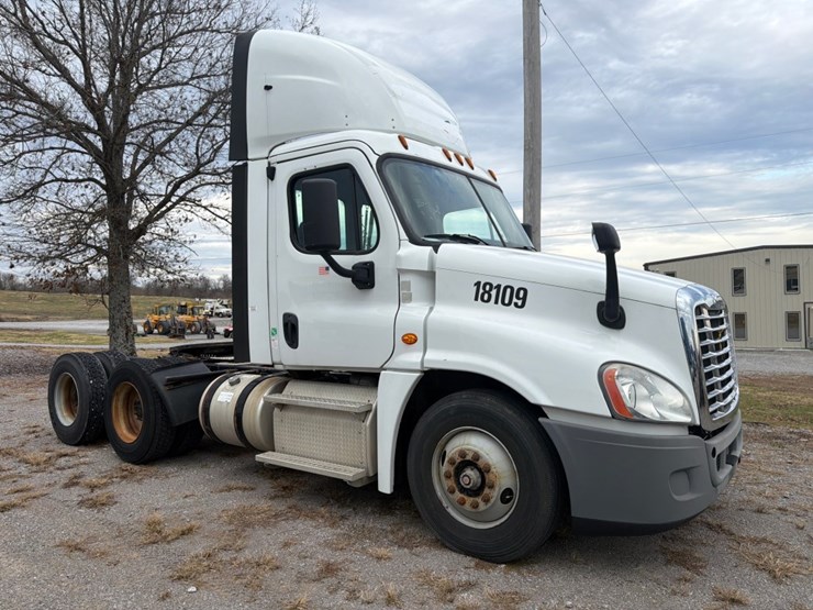 #30502-•-2018-freightliner-cascadia-tandem-axle-truck-tract-image-3