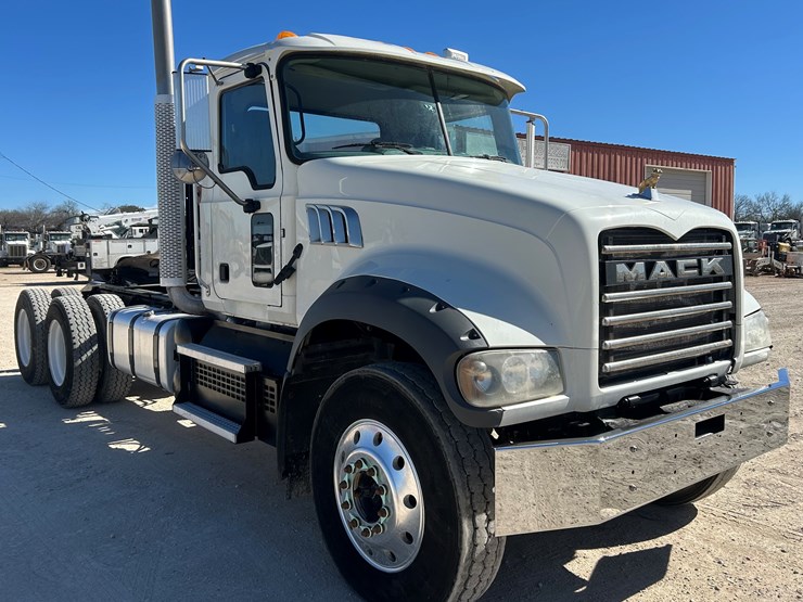 2020-mack-gr64ft-daycab-image-3