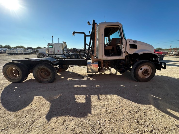 2012-mack-granite-gu713-image-4