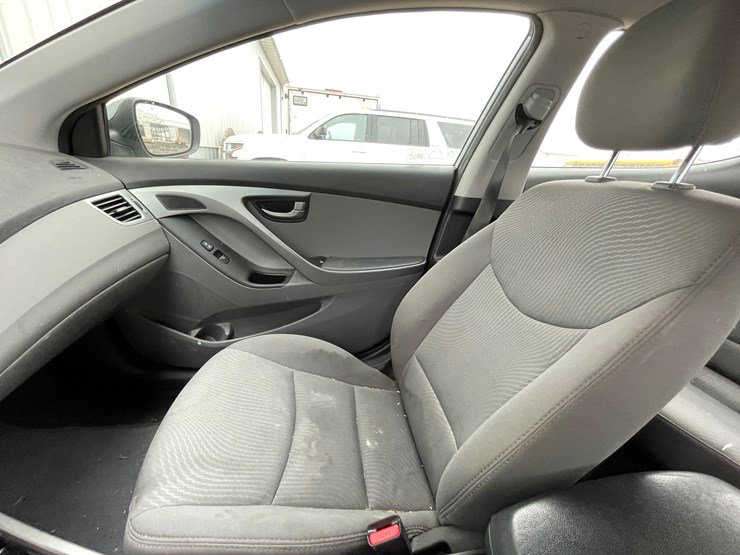 #1048-•-2015-hyundai-elantra-sedan-(has-wi-title)-image-11