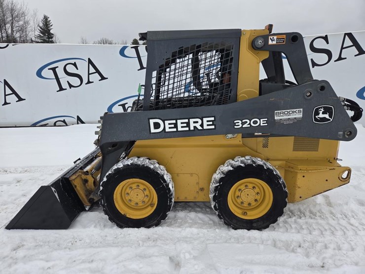 deere-320e-image-2