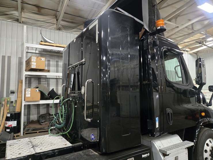 #2295-•-2016-freightliner-cascadia-day-cab-truck-tractor-image-17