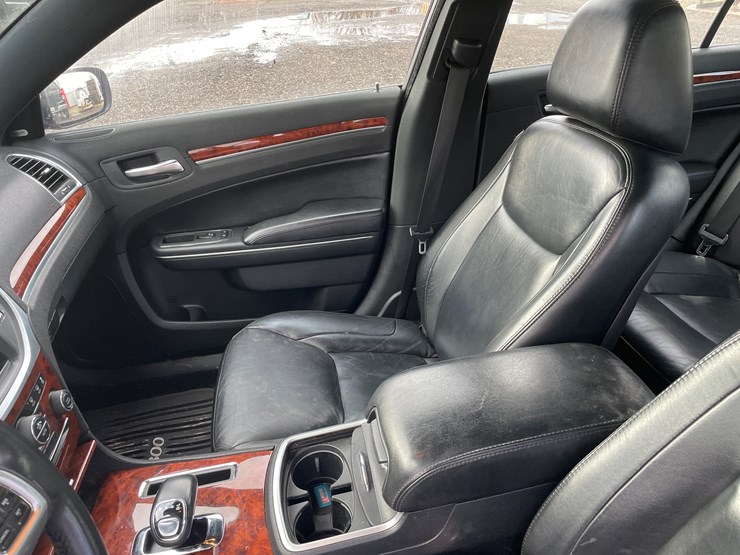 #1024-•-2012-chrysler-300-awd-sedan-(has-paperwork-to-obtain-title)-image-38