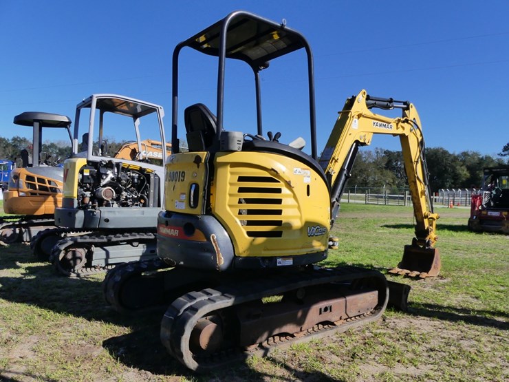 2016-yanmar-vio25-image-3