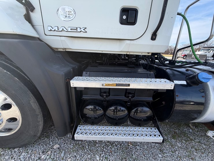 2016-mack-pinnacle-cxu613-image-5