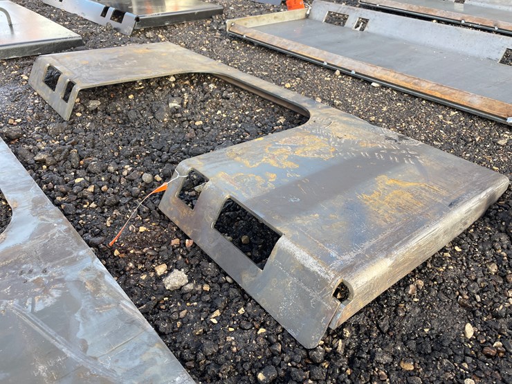#1183-•-unused,-skidsteer-open-center-weldable-quick-attach-plate-image-1