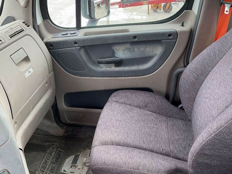 2014-freightliner-cascadia-125-image-15