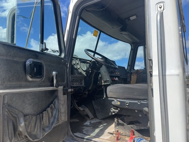 #1556-•-1999-mack-e7-460-day-cab-truck-tractor-image-41