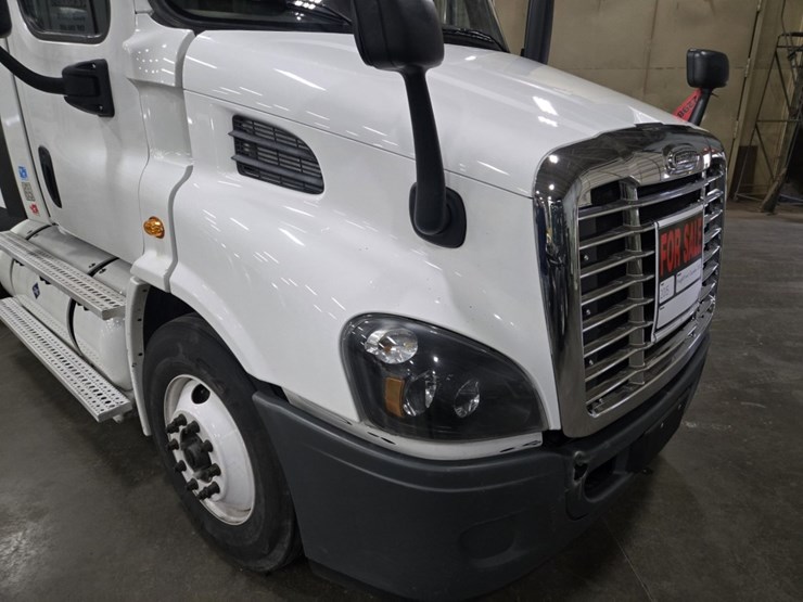 #2298-•-2015-freightliner-cascadia-day-cab-truck-tractor-image-8