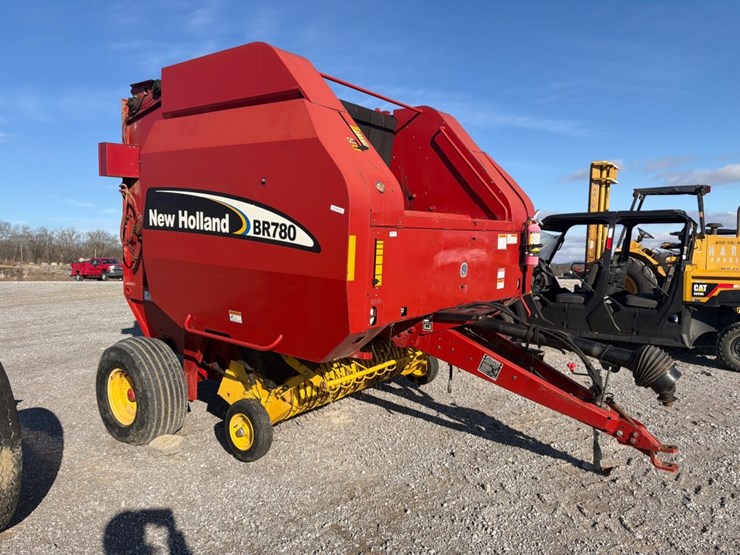 new-holland-br780-image-2